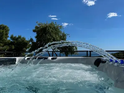 Bazen u objektu Sea View House with Jacuzzi - Casa Bianca Brač ili u blizini