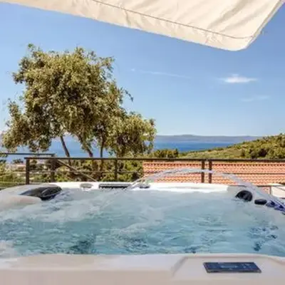 Sea View House with Jacuzzi - Casa Bianca Brač