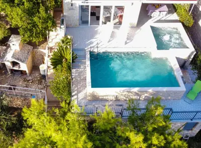 Bazen u objektu Seafront Apartment Sea Relax with Private Pool Balcony ili u blizini