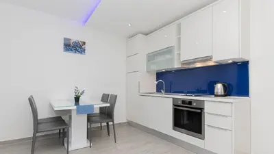 Kuhinja ili čajna kuhinja u objektu Apartman Mia 2 - Omis by Villas Guide