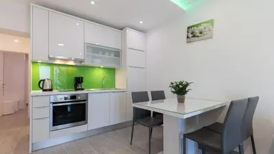 Kuhinja ili čajna kuhinja u objektu Apartman Mia 3 - Omis by Villas Guide