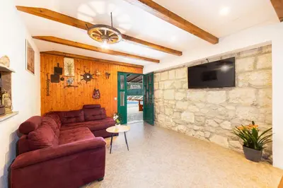 TV i/ili zabavni centar u objektu Villa Bella Pietra with private pool, sauna