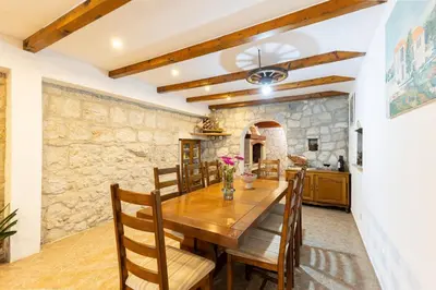 Kuhinja ili čajna kuhinja u objektu Villa Bella Pietra with private pool, sauna