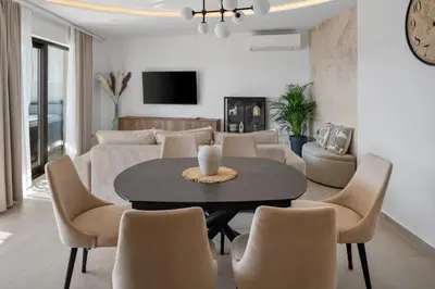 TV i/ili zabavni centar u objektu NEW! Luxury Apartment With Jacuzzi 20 Near The Sea