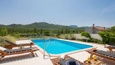 Pogled na planine ili pogled na planine iz vila
