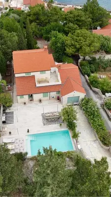 Bazen u objektu Charming Luxury Seafront Villa with heatable Pool ili u blizini