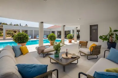 Bazen u objektu Villa Elaina ili u blizini