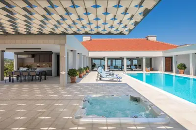 Bazen u objektu Villa Elaina ili u blizini