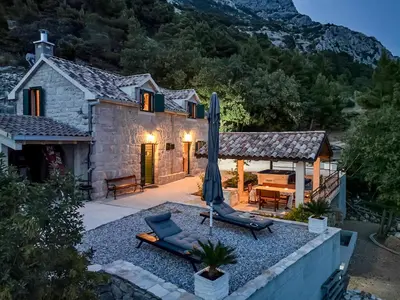 Pogled na planine ili pogled na planine iz vila