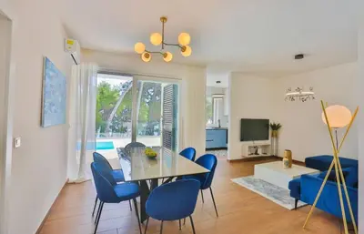 TV i/ili zabavni centar u objektu Apartment Gloria, Swimming pool and Sea!