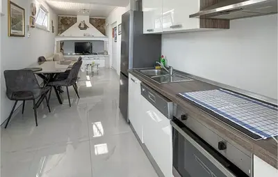 Kuhinja ili čajna kuhinja u objektu Pet Friendly Home In Bol
