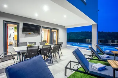 Bazen u objektu Villa Nina - heated pool - near Omiš ili u blizini
