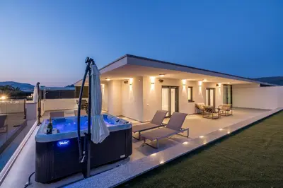 Bazen u objektu Penthouse Alure ili u blizini