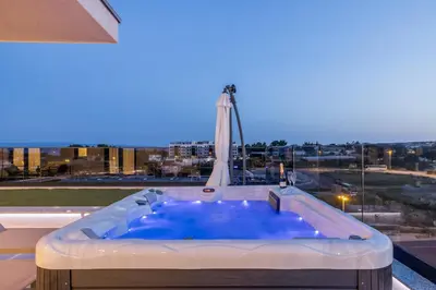 Bazen u objektu Penthouse Alure ili u blizini