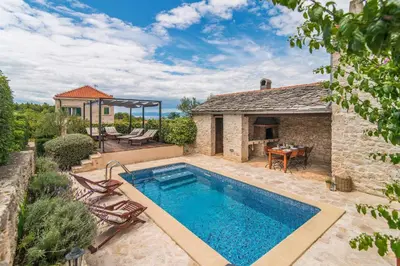 Bazen u objektu Villa Ivana ili u blizini