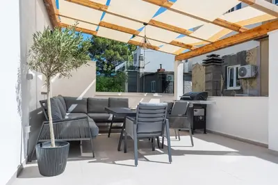 Popločani dio dvorišta ili vanjski dio objekta Villa Dora in Omiš centar now with Jacuzzi