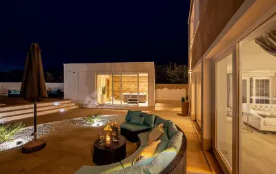 Popločani dio dvorišta ili vanjski dio objekta Luxury Villa David with swimming pool, sauna and jacuzzi