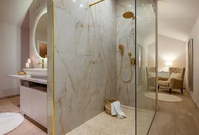 Kupaonica u objektu Luxury Villa David with swimming pool, sauna and jacuzzi