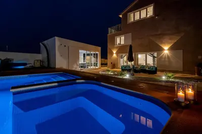 Bazen u objektu Luxury Villa David with swimming pool, sauna and jacuzzi ili u blizini