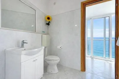 Kupaonica u objektu Family home away on the beach, free parking at the house