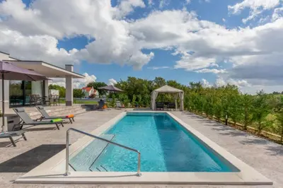 Bazen u objektu Holiday House Omis - Naklice ili u blizini