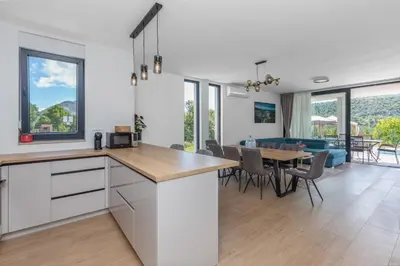 Kuhinja ili čajna kuhinja u objektu Holiday House Omis - Naklice