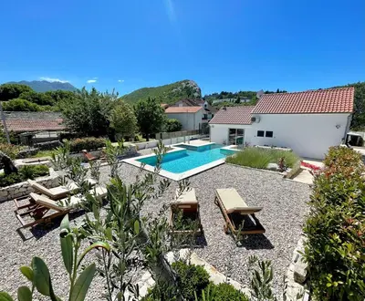 Bazen u objektu Vacation House Lavanda NEW! Heated pool ili u blizini
