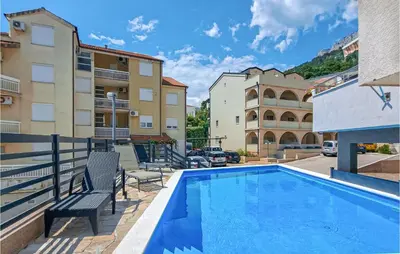 Bazen u objektu Stunning Apartment In Baska Voda ili u blizini