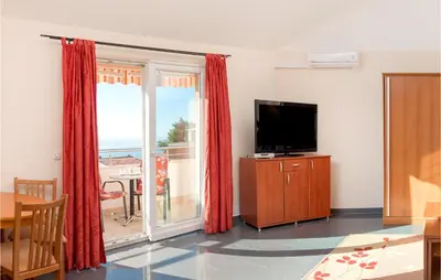 TV i/ili zabavni centar u objektu Stunning Apartment In Baska Voda