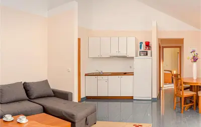 Kuhinja ili čajna kuhinja u objektu Stunning Apartment In Baska Voda