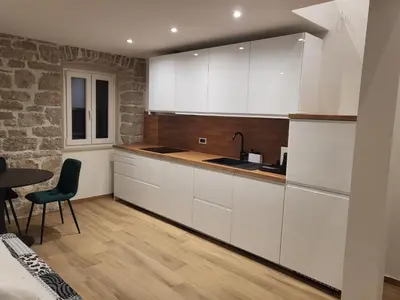 Kuhinja ili čajna kuhinja u objektu Old town Bol apartments