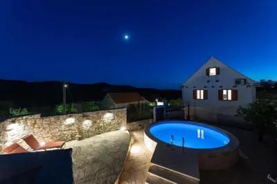 Bazen u objektu Holiday House Tramonto with Pool, Sunset View & Pet Friendly, Donji Humac, Brač ili u blizini