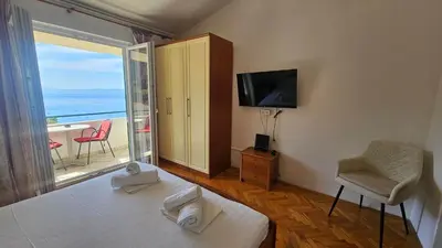 TV i/ili zabavni centar u objektu Apartmani Brela 21