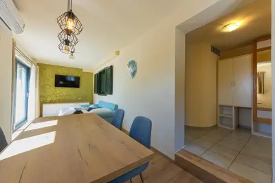 TV i/ili zabavni centar u objektu Apartmani Brela 21