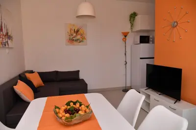 Kuhinja ili čajna kuhinja u objektu B apartment with terrace 1 min walk to the beach