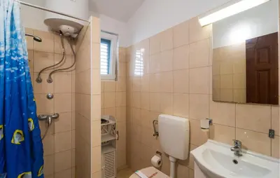 Kupaonica u objektu Awesome Apartment In Omis With House Sea View