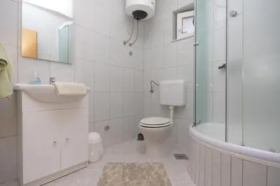 Kupaonica u objektu Apartments with a swimming pool Zakucac, Omis - 5954