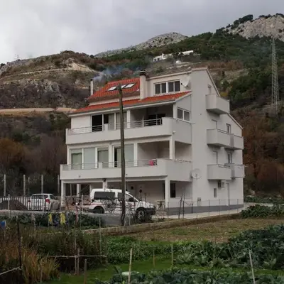 Apartments with a swimming pool Zakucac