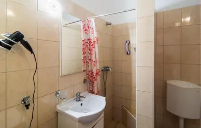 Kupaonica u objektu Beautiful Apartment In Omis With House Sea View