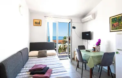 TV i/ili zabavni centar u objektu Beautiful Apartment In Omis With House Sea View