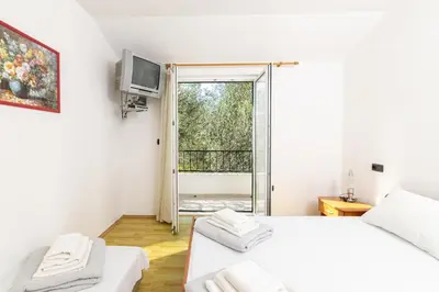 Krevet ili kreveti u jedinici u objektu Apartments by the sea Cove Pokrivenik, Hvar - 2073