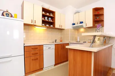 Kuhinja ili čajna kuhinja u objektu Holiday apartments Omis - 9492