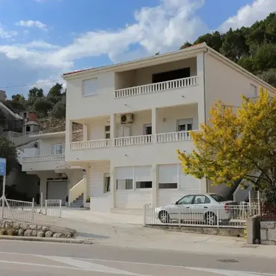 Apartments with a parking space Omis - 10351