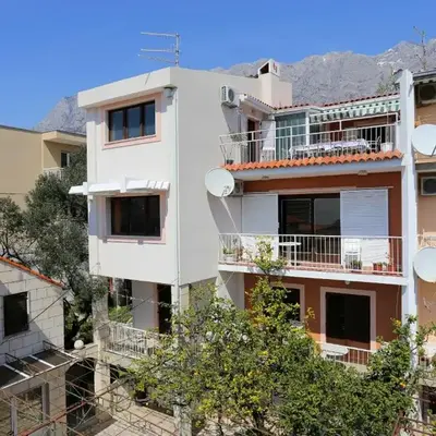 Apartments with parking space Makarska - 9506
