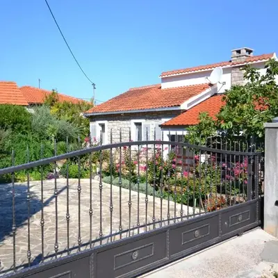 Apartments by the sea Splitska
