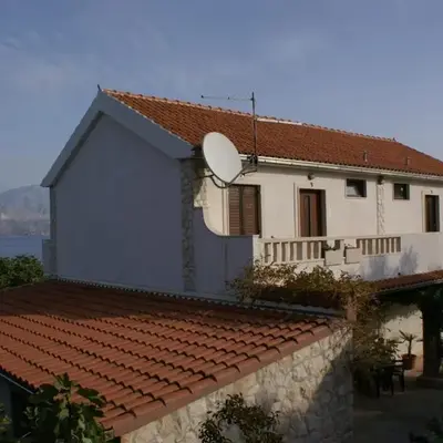 Apartments with a swimming pool Splitska