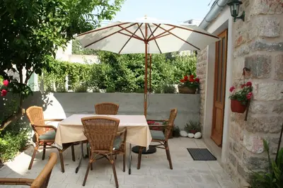 Popločani dio dvorišta ili vanjski dio objekta Apartment Vrboska 4601c