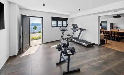 Fitness centar i/ili fitness sadržaji u objektu NEW! Villa Angelus – Your Luxurious Retreat near the Sea