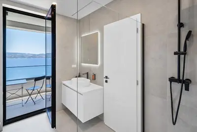 Kupaonica u objektu NEW! Villa Angelus – Your Luxurious Retreat near the Sea