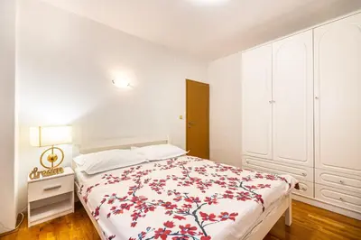 Krevet ili kreveti u jedinici u objektu Apartments Sinovcic with terrace & sea view, 4 min walk to the beach
